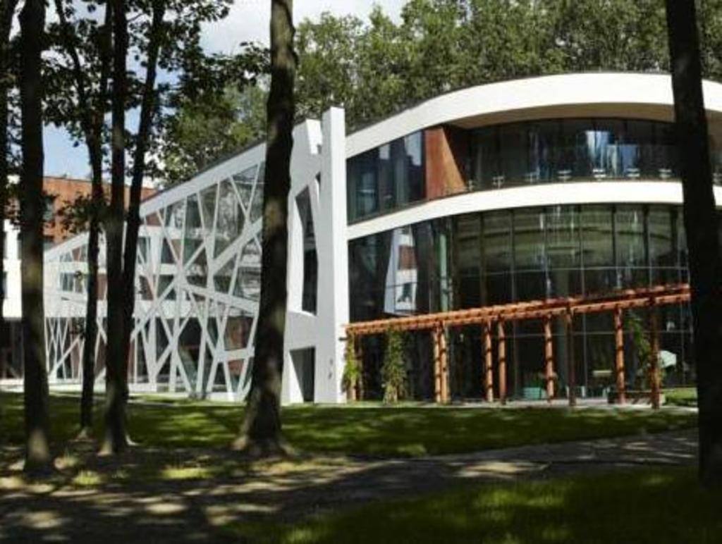 Hotel Narvil w otoczeniu lasu w Serocku