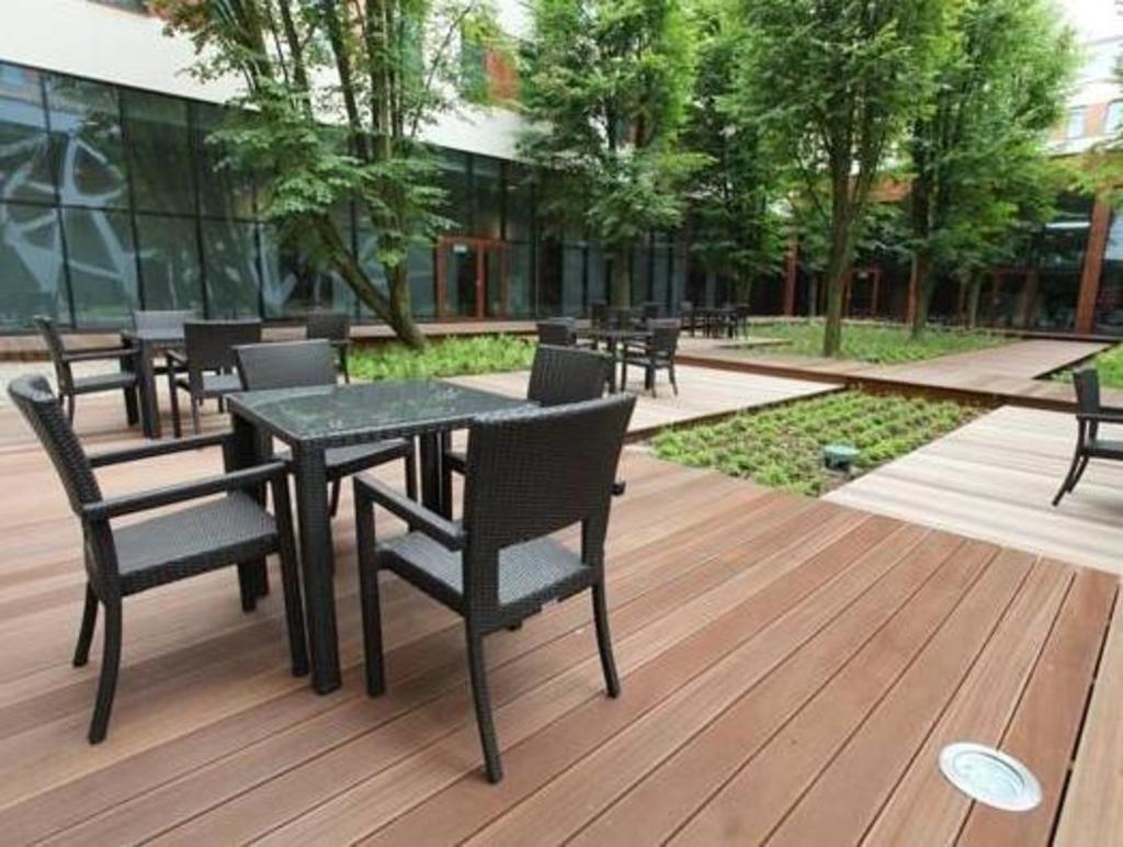 Taras hotelu Narvil wśród drzew
